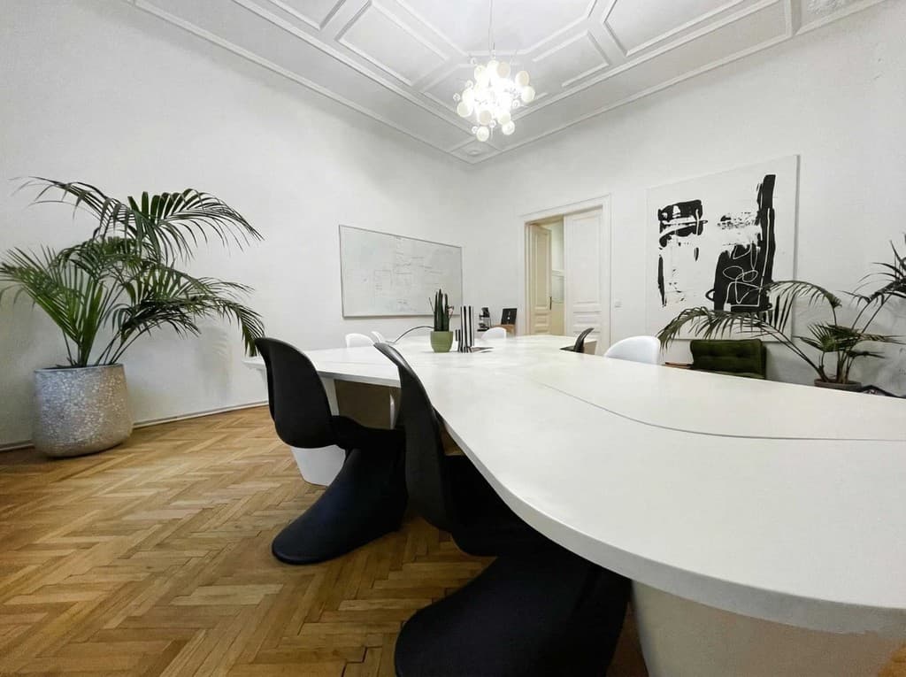 Besprechungsraum der 404MEDIA Agentur mit Designmöbeln