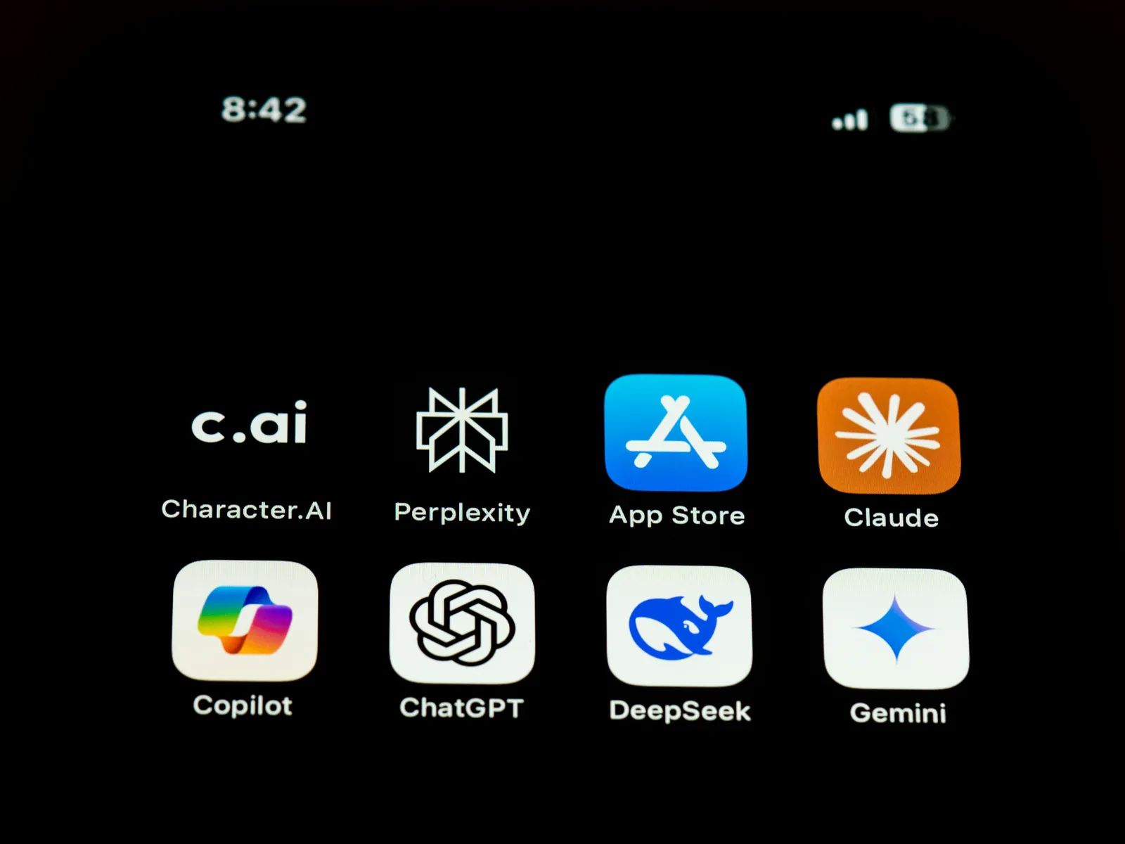 Smartphone-Bildschirm mit den Symbolen von ChatGPT, Perplexity, Gemini, Copilot und Claude