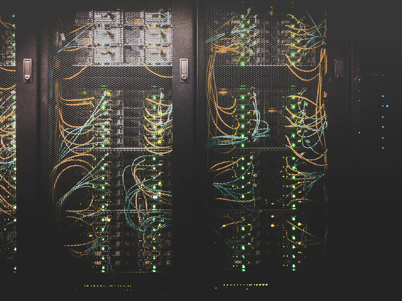 Netzwerkkabel in einem Server-Rack