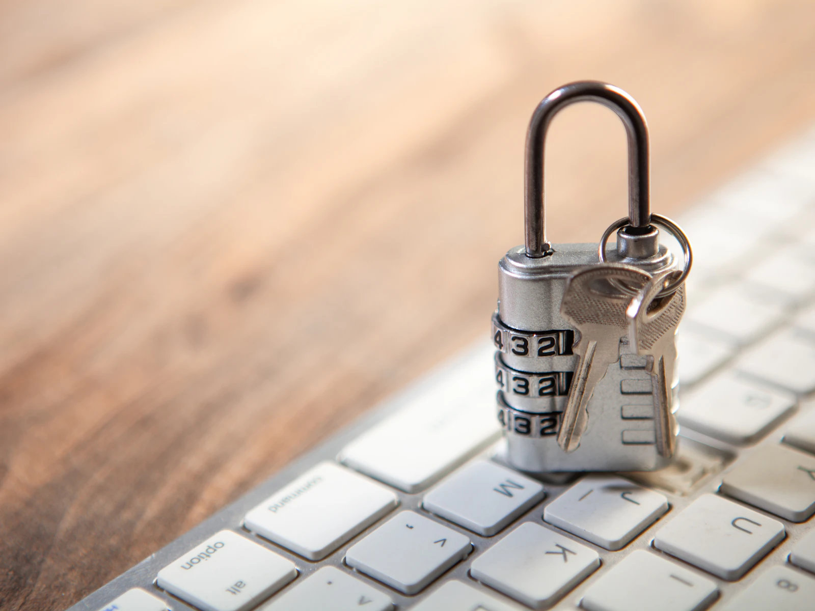 Vorhängeschloss mit Schlüsseln auf einer Computertastatur
