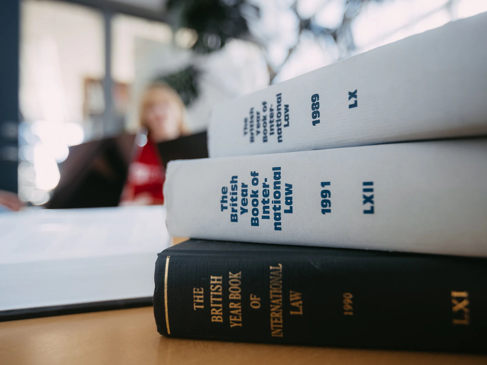 Gestapelte Rechtsbücher auf einem Schreibtisch