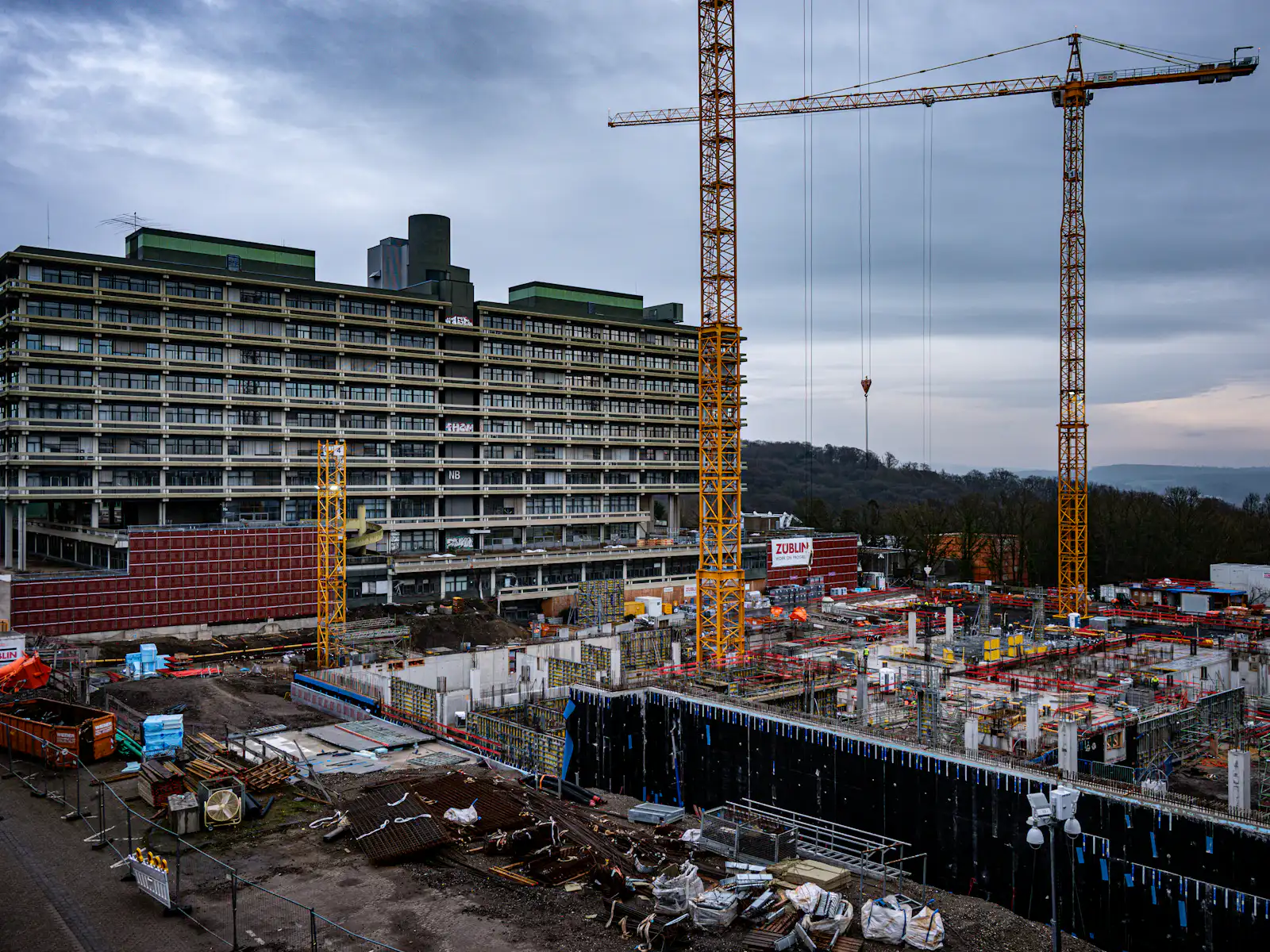 Baustelle mit Kränen und Rohbau