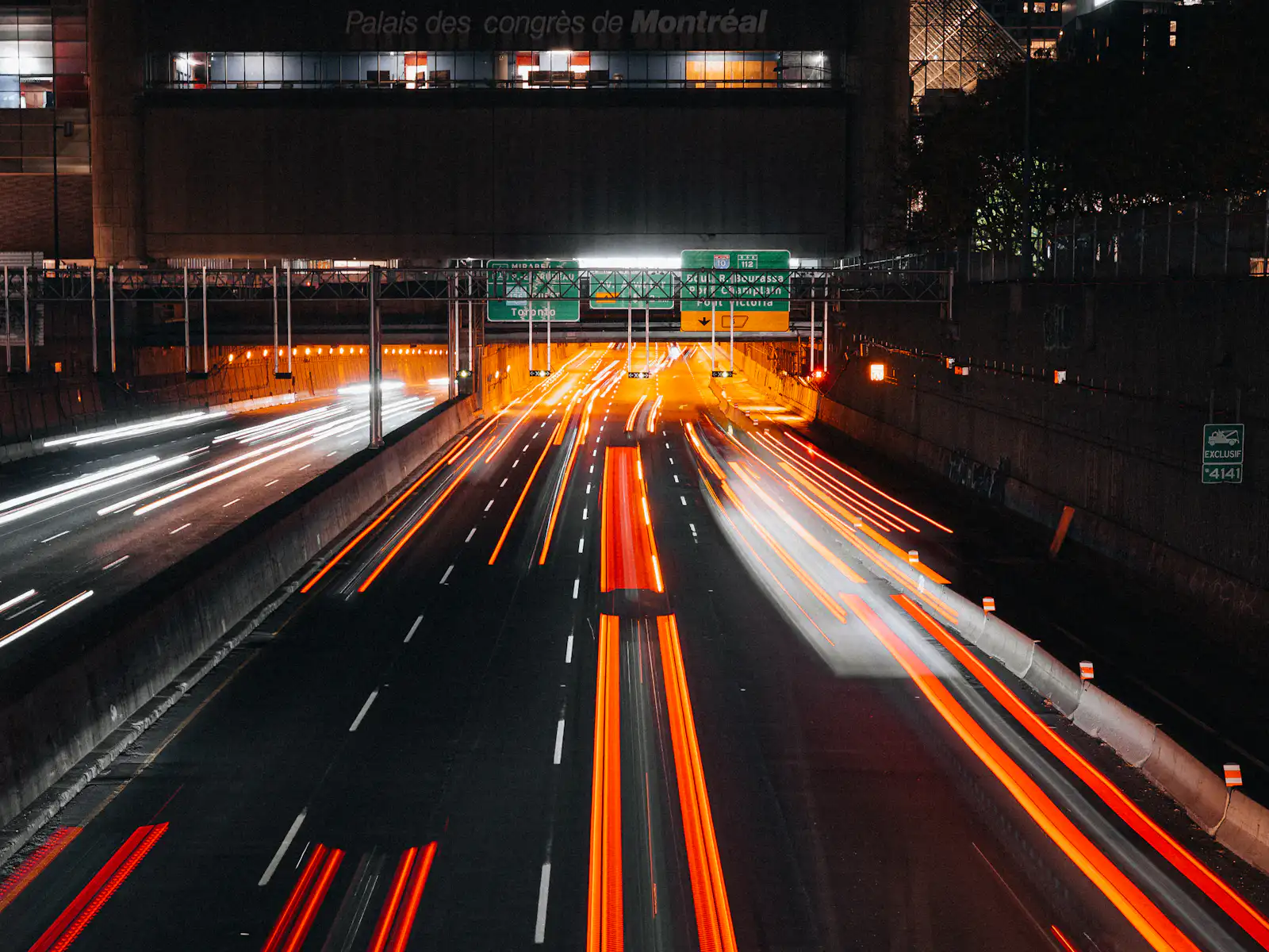 Lichtspuren auf einer Stadtautobahn bei Nacht