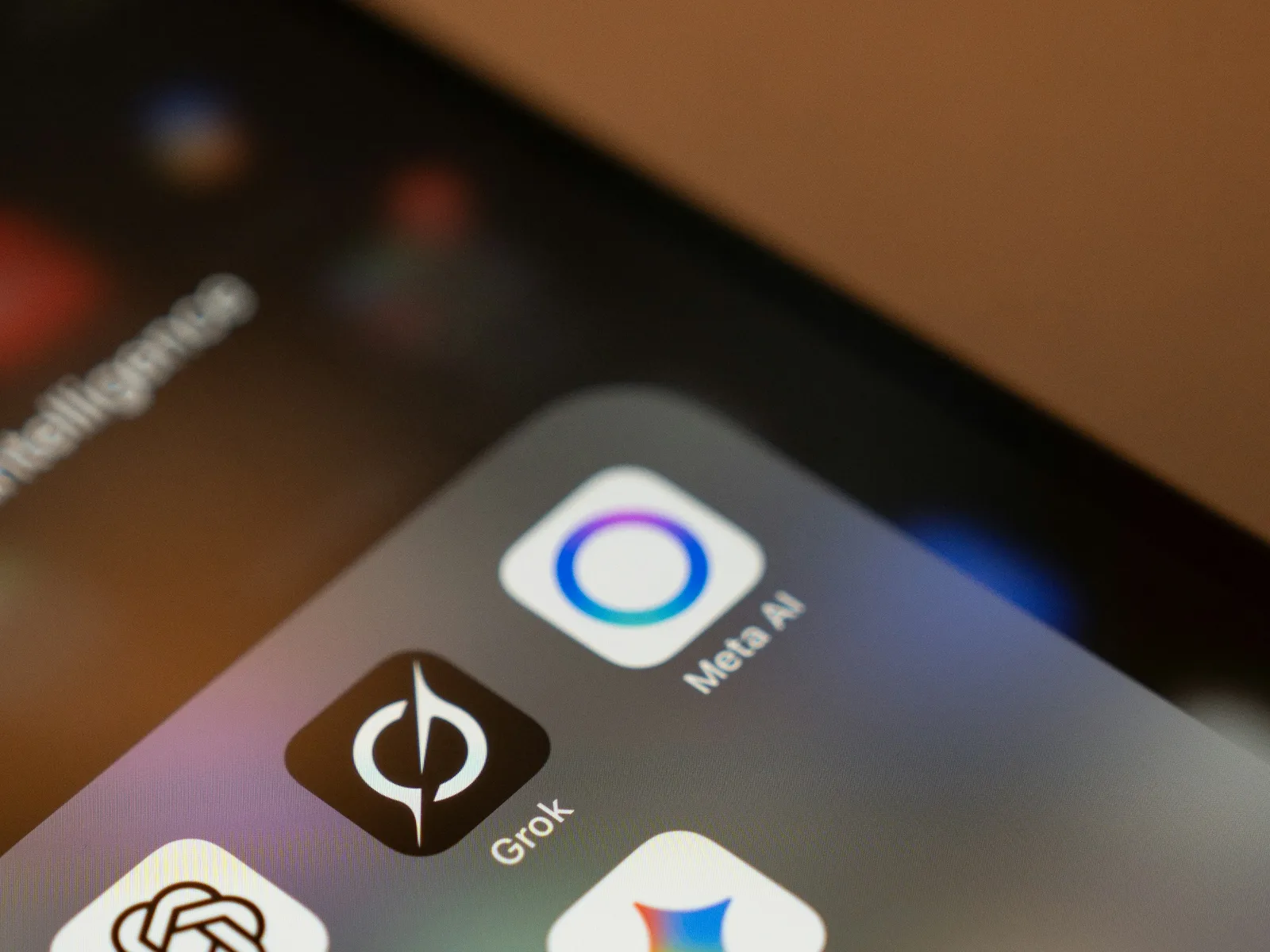 Smartphone mit den App-Symbolen von ChatGPT, Grok, Meta AI und Gemini
