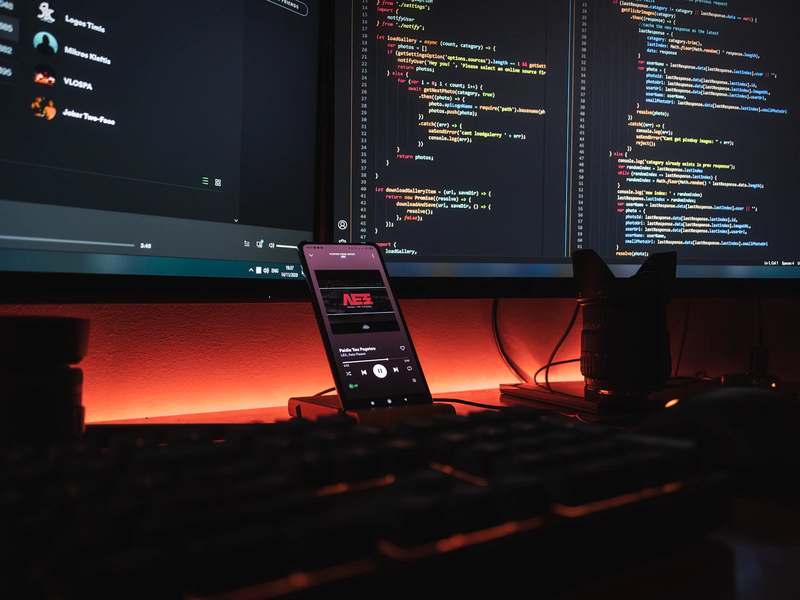 Monitore mit Code auf einem Entwickler-Schreibtisch
