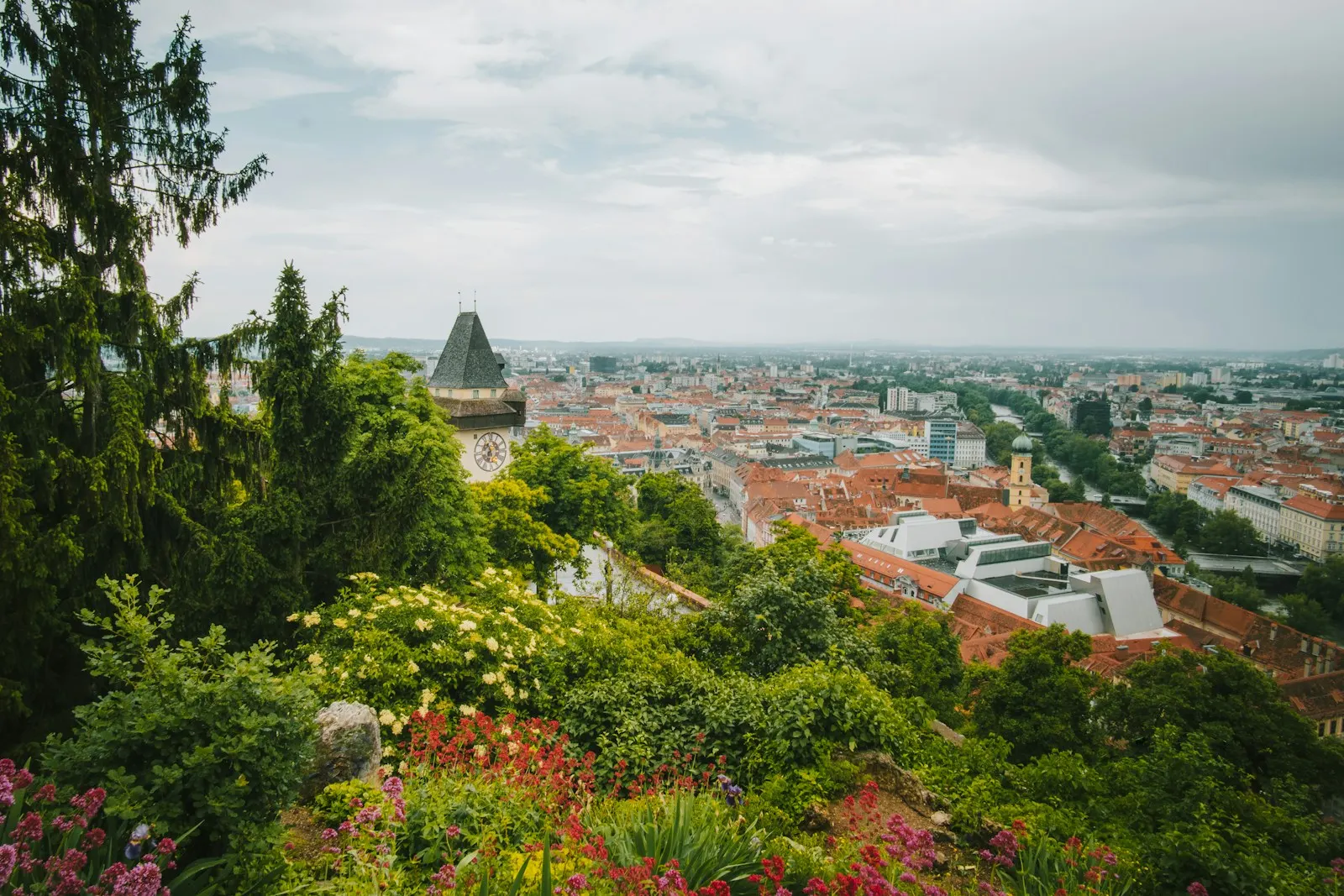 Blick vom Schlossberg über die Dächer von Graz