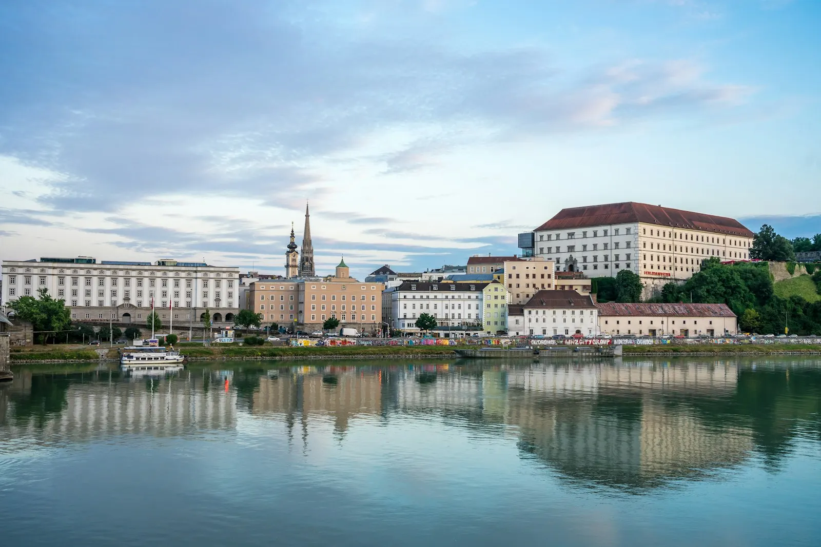 Donau in Linz mit Gebäuden am Ufer