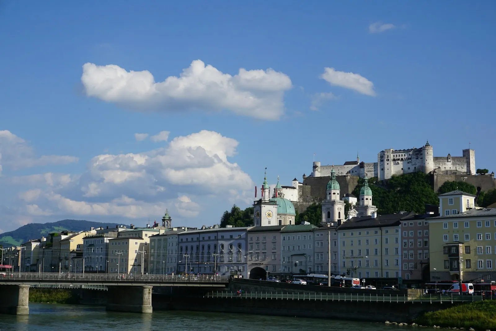 Salzburger Altstadt mit Festung Hohensalzburg über der Salzach