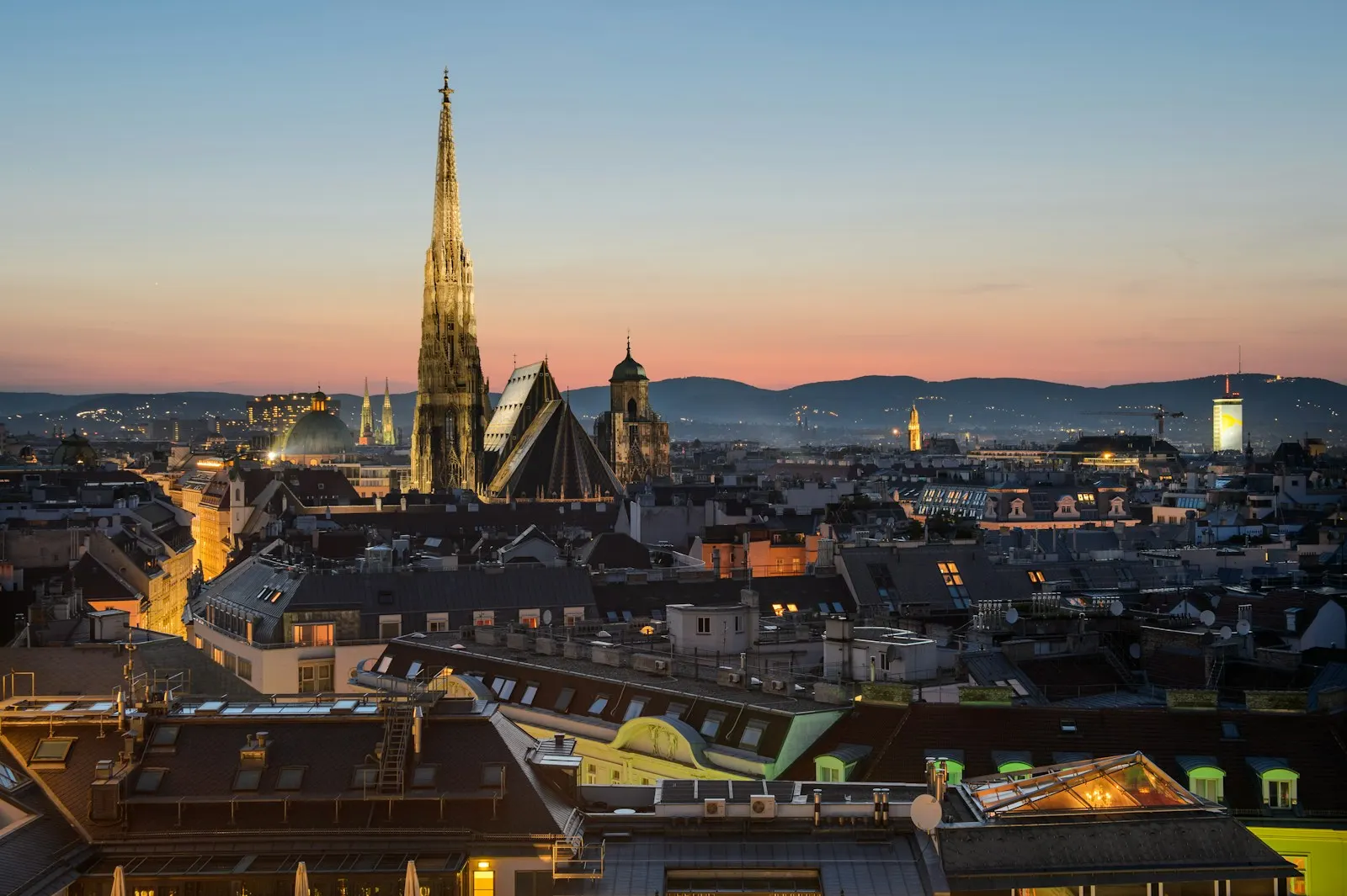 Stephansdom und Skyline von Wien im Abendlicht